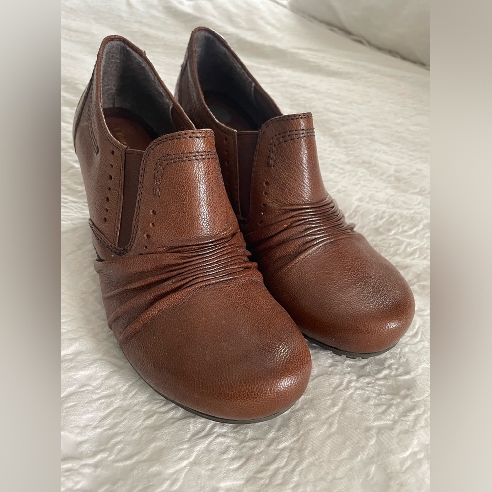 Perfect brown leather Bare Trap booties with chunk heel